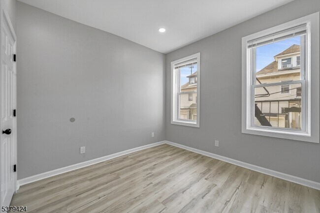 Building Photo - 53 Henry St