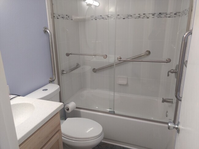 Building Photo - Updated 2 Bed 1 Bath Townhouse close to downtown Louisville