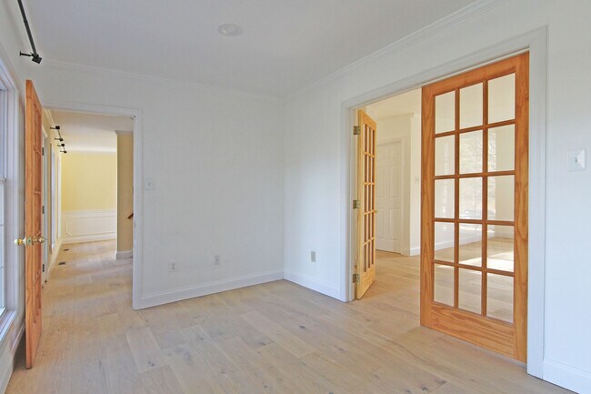 Office area - 2863 Chain Bridge Rd