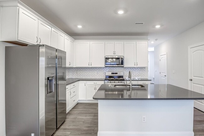 Building Photo - 3/2.5 Townhome Close to Southpoint w/ Garage!