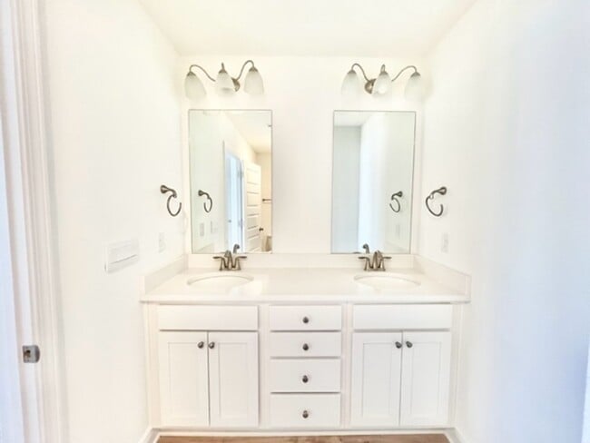 Building Photo - 22 Redbird Lp