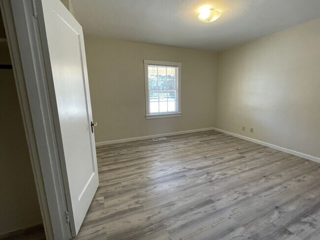 Building Photo - Single Family Home Centrally Located off H...