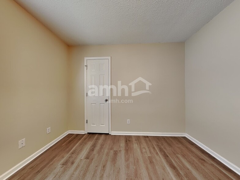 Building Photo - 7 Holly Springs Cir