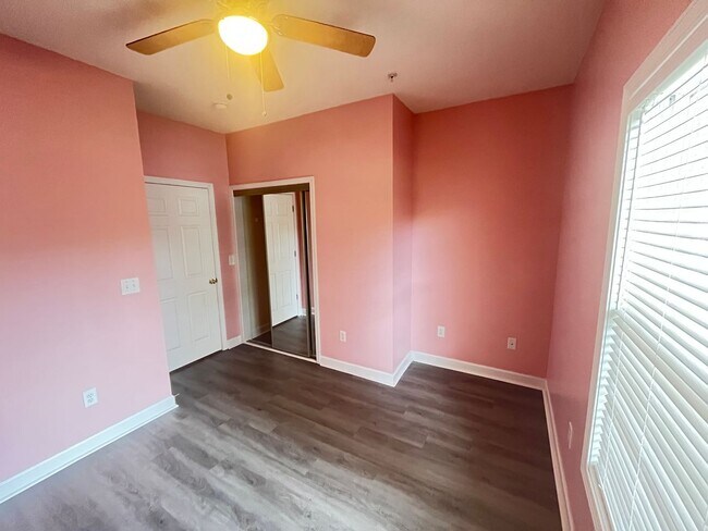 Building Photo - First Floor, 2 Bedroom, 2 Bath Condo with Screened Patio! Community Pool! Available Now!