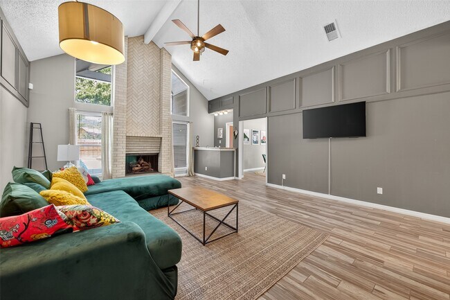 Building Photo - 5310 Holly View Dr