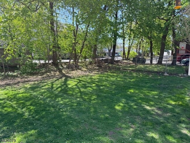 Building Photo - 20 Maple Ave