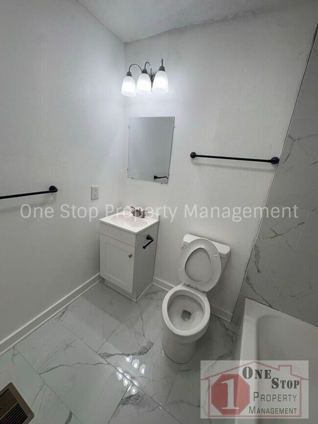 Building Photo - Beautiful 3 Bedroom 2 Bathroom in Kansas City!