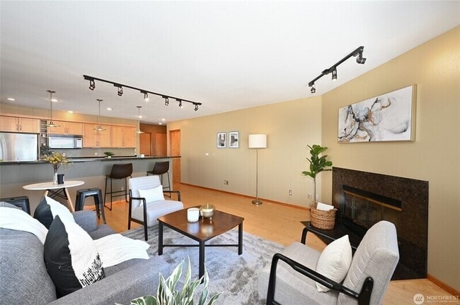 Building Photo - 4226 Beach Dr SW