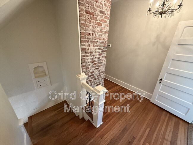 Building Photo - 653 Anderson St