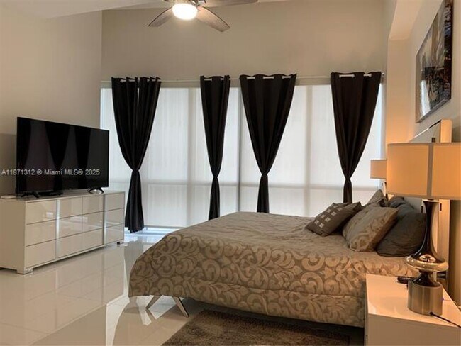 Building Photo - 851 NE 1st Ave