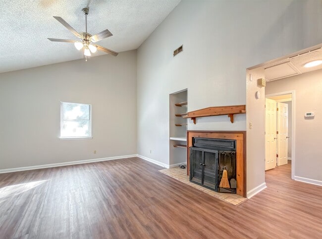 Building Photo - 1556 Twin Lakes Cir