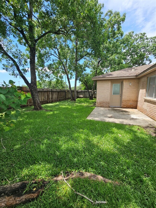Building Photo - 2312 Meadow Green Dr