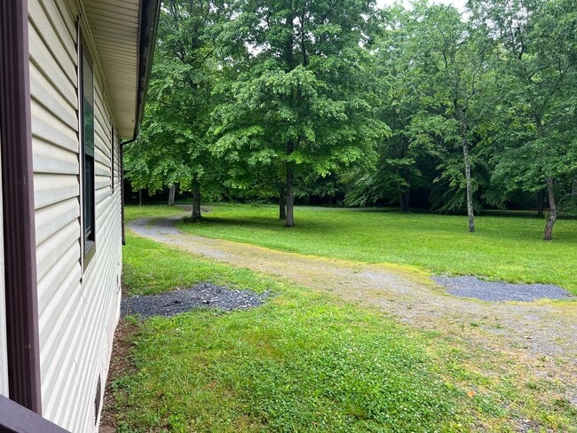 Building Photo - 1 BED 1 BATH PRIVATE RETREAT!