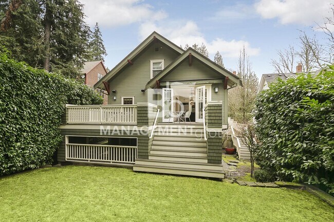 Building Photo - Stunning Historic Bungalow Just Minutes From City Center!