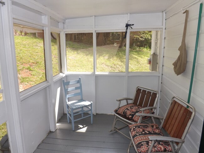 Building Photo - 3 Bedroom Home Close to WCU available 8/4/...