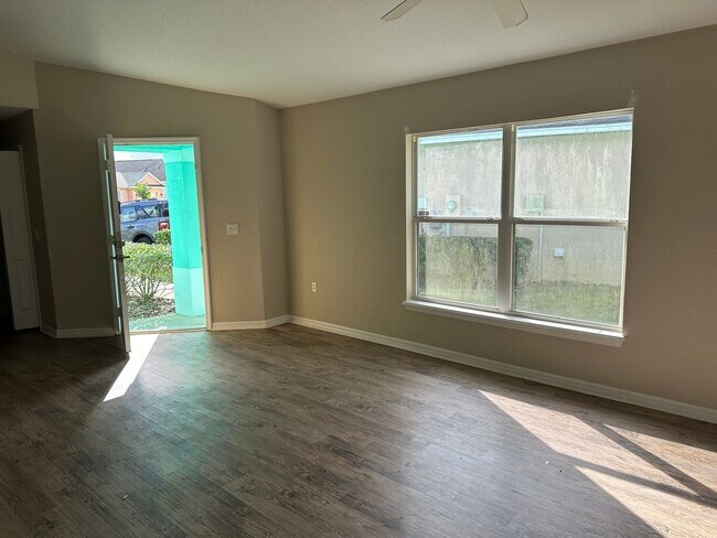 Building Photo - Gorgeous Large 4 Bed / 3 Bath Pool Home in Gated Community Davenport