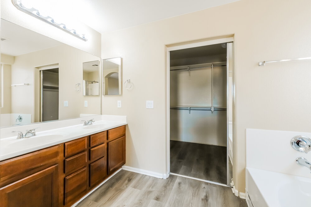 Building Photo - 7816 S 48th Dr