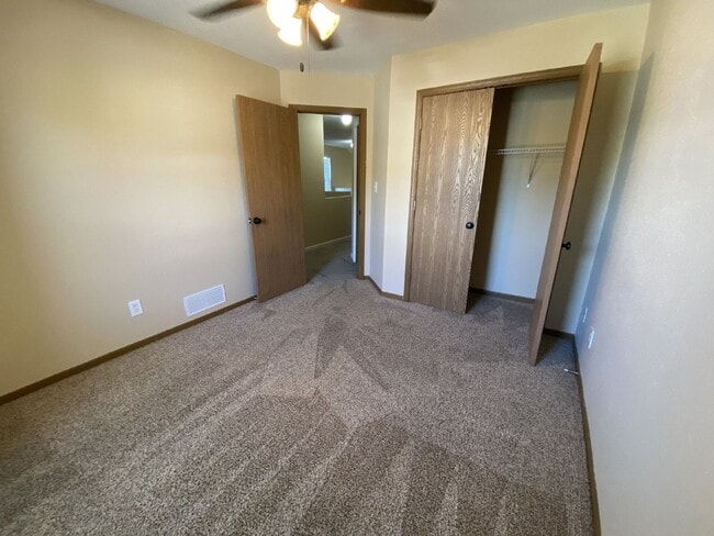 Building Photo - Excellent 3 bedroom with 2.5 bath with a b...
