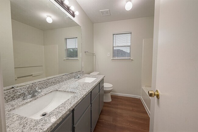 Building Photo - 17523 Coventry Oaks Dr