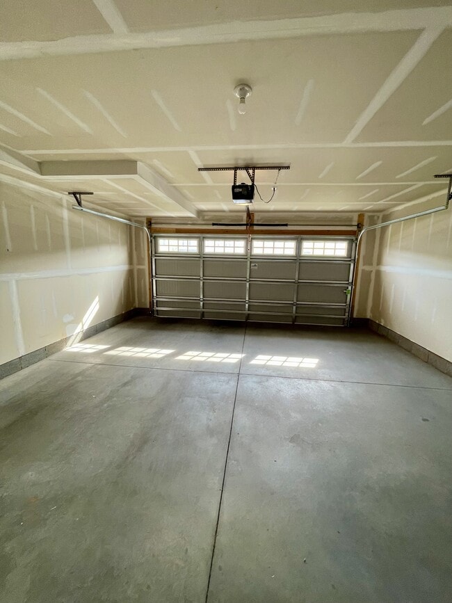 Building Photo - 154 Robinia Rd