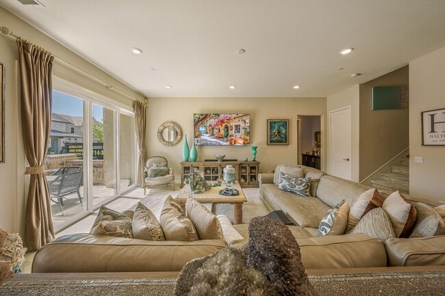 Building Photo - Altair Mansion, 24 Hour Guarded, 5Bed|6bath, Nearly 5000sqf