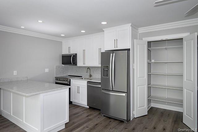 Building Photo - 164 W Montauk Hwy