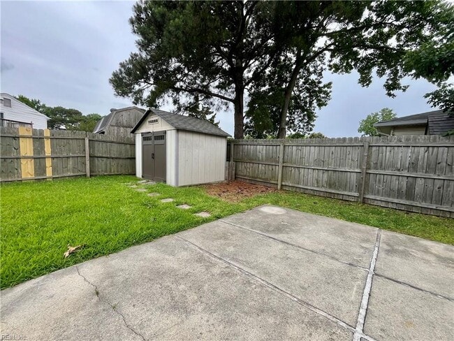 Building Photo - 3905 Brentwood Crescent