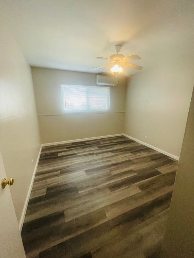 Building Photo - Renovated 2bed/1bath Duplex