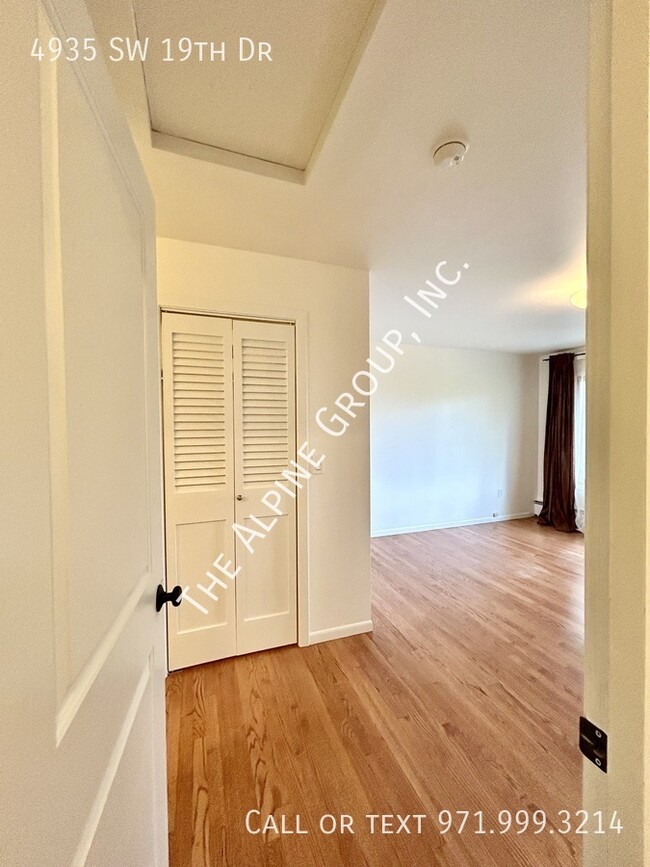 Building Photo - 4935 SW 19th Dr