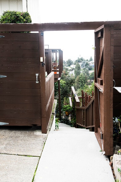 gate tp your place - 4766 Geranium Pl