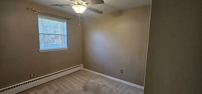 Building Photo - 1055 Kenmore Ave