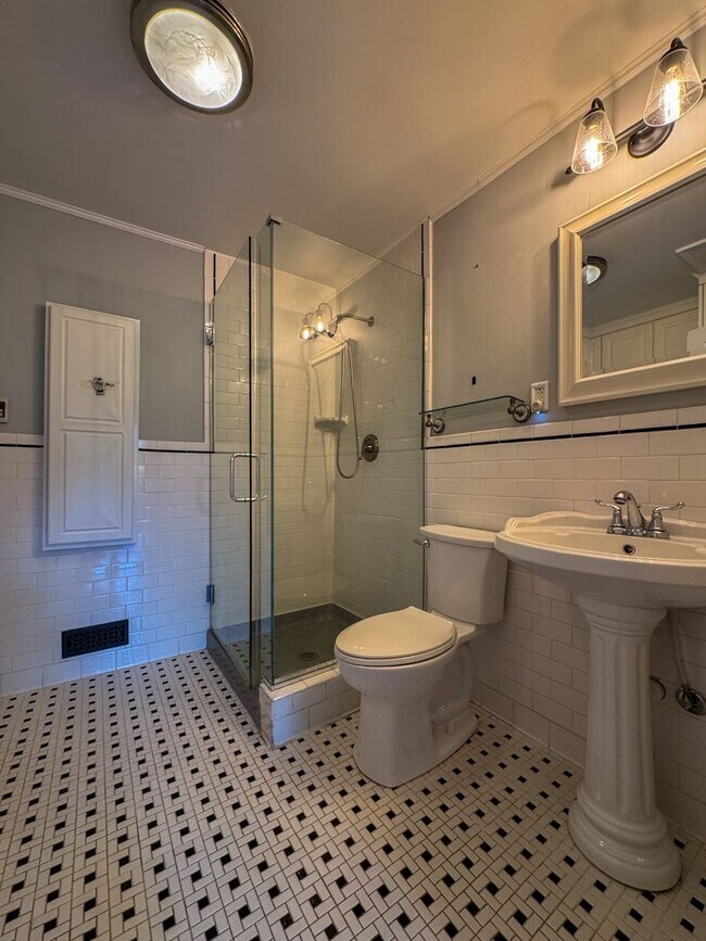 Building Photo - Gorgeous 4 Bed, 3 Bath Haymount Home