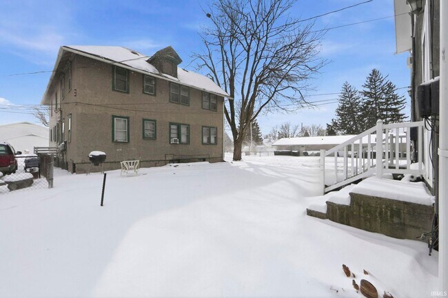 Building Photo - 3 bedroom available for immediate move i!