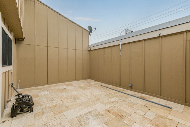 Large spacious court yard - 11643 Village Place Dr