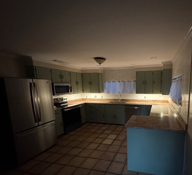 Kitchen - under cabinet lighting - 406 Rosa Ave