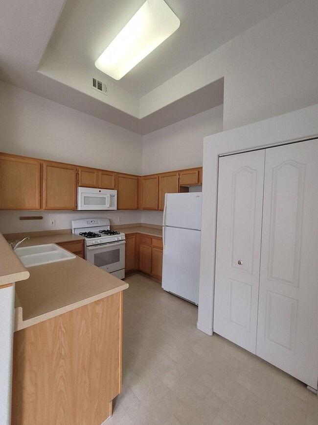 Building Photo - Gorgeous Henderson Condo with garage!