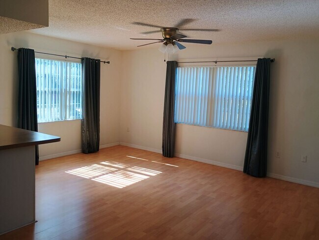 Building Photo - 2 bedroom 2 bathroom home with a screened in porch