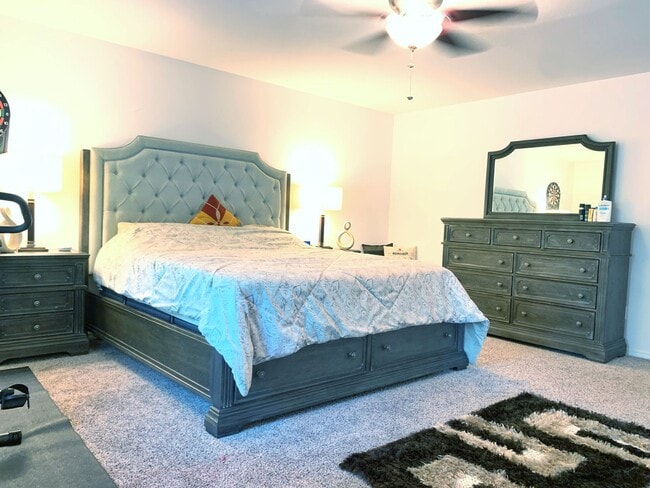 Building Photo - Remodeled Maple Woods Beauty