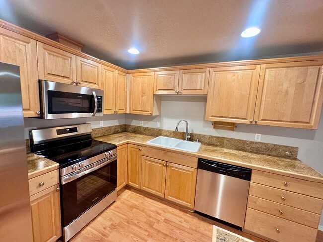 Building Photo - EZ living, Private Townhome setting Central Vancouver