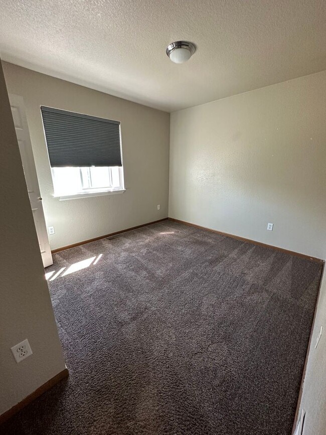Building Photo - Spacious 5 Bedroom 3 Bath Home
