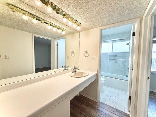 Building Photo - 1 Bedroom Apartment Available Now