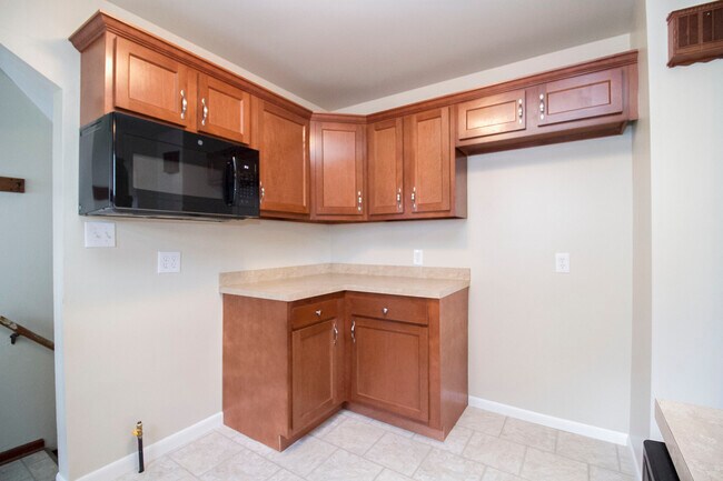 Building Photo - 320 Somerset St