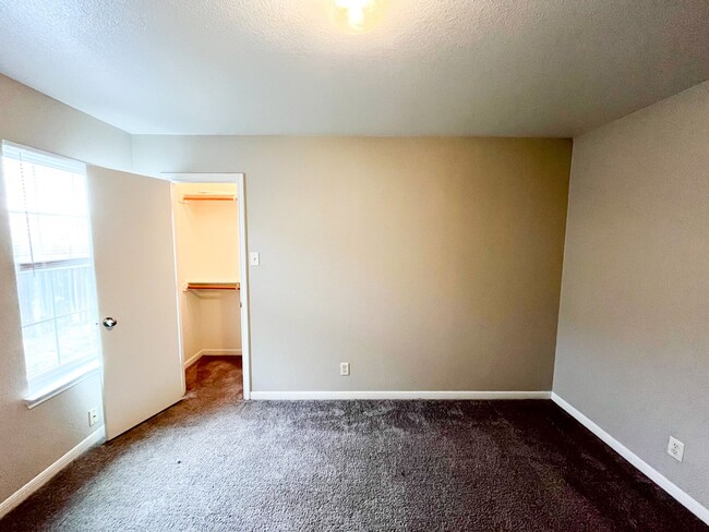 Building Photo - 1213 Cinch Dr