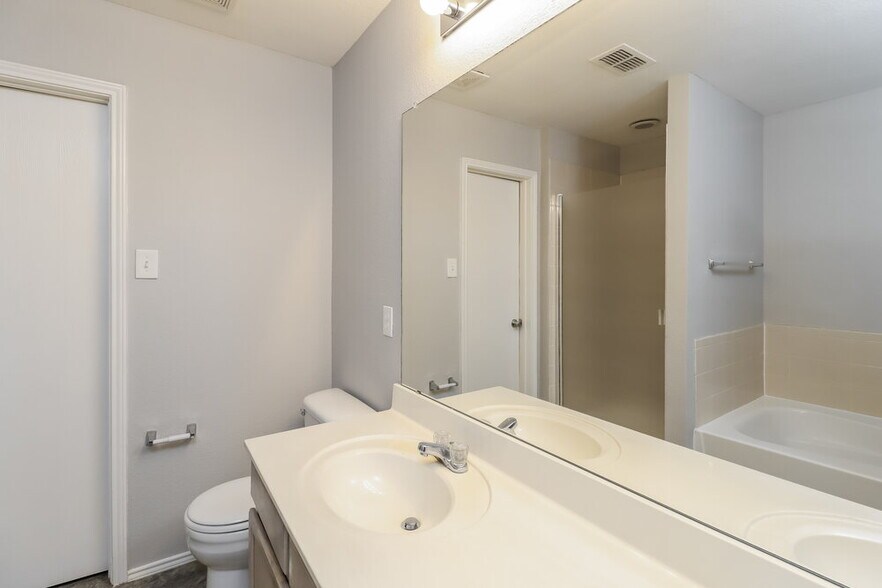 Building Photo - 4649 Sea Ridge Dr