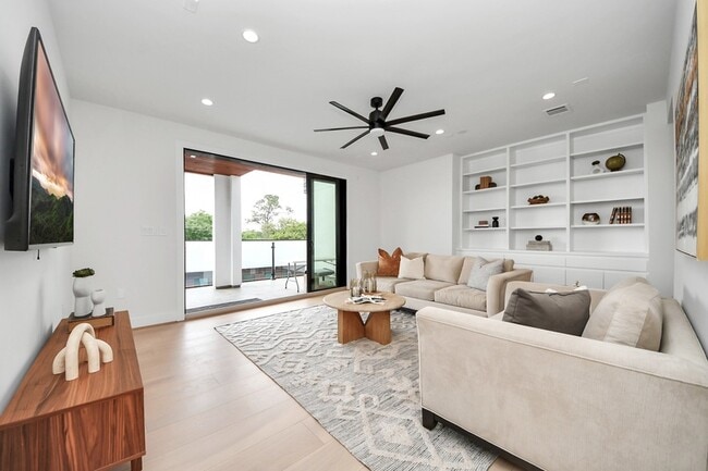 Building Photo - 5327 S Braeswood Blvd