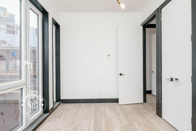 Building Photo - 923 Broadway