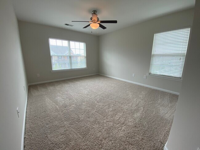 Building Photo - 454 Livingston Dr