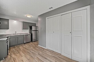 Building Photo - Diamond Villas