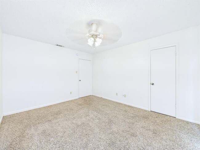 Building Photo - 8502 Lyndon Ln