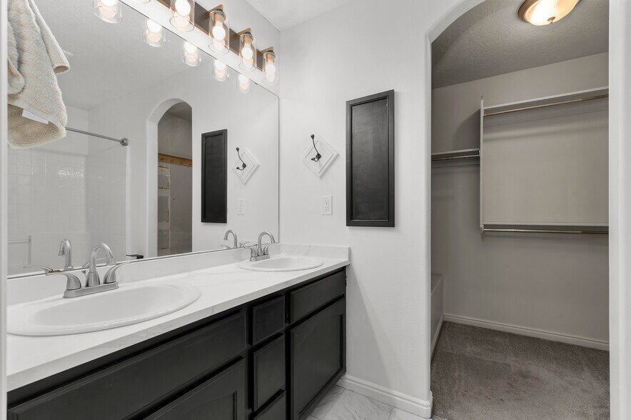 Building Photo - 4054 E Mohican Dr